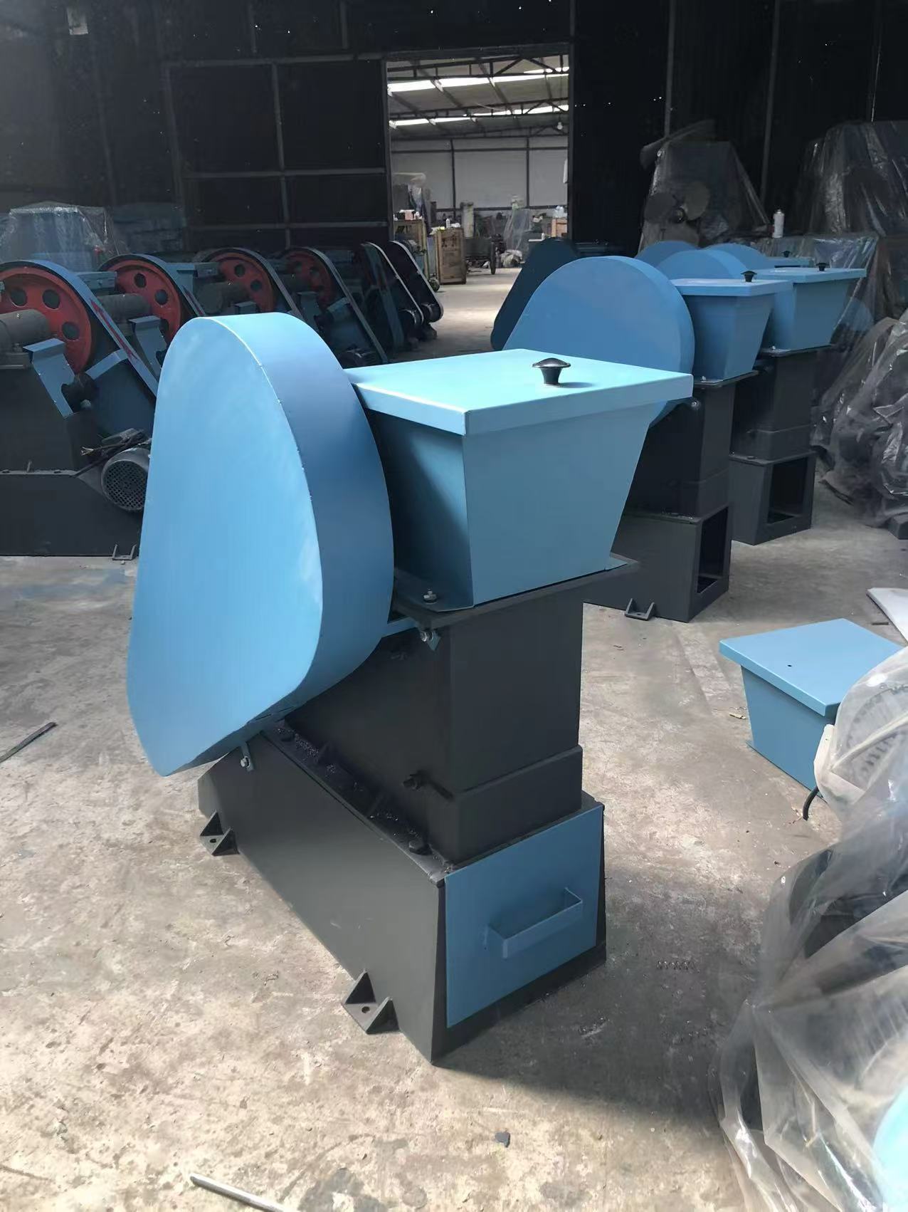 顎式破碎機(jī)的高錳鋼顎板與錳鋼的區(qū)別